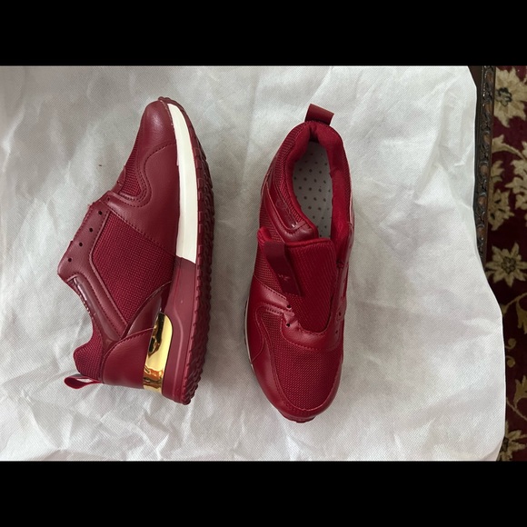 Beautiful new sneakers - Picture 1 of 3